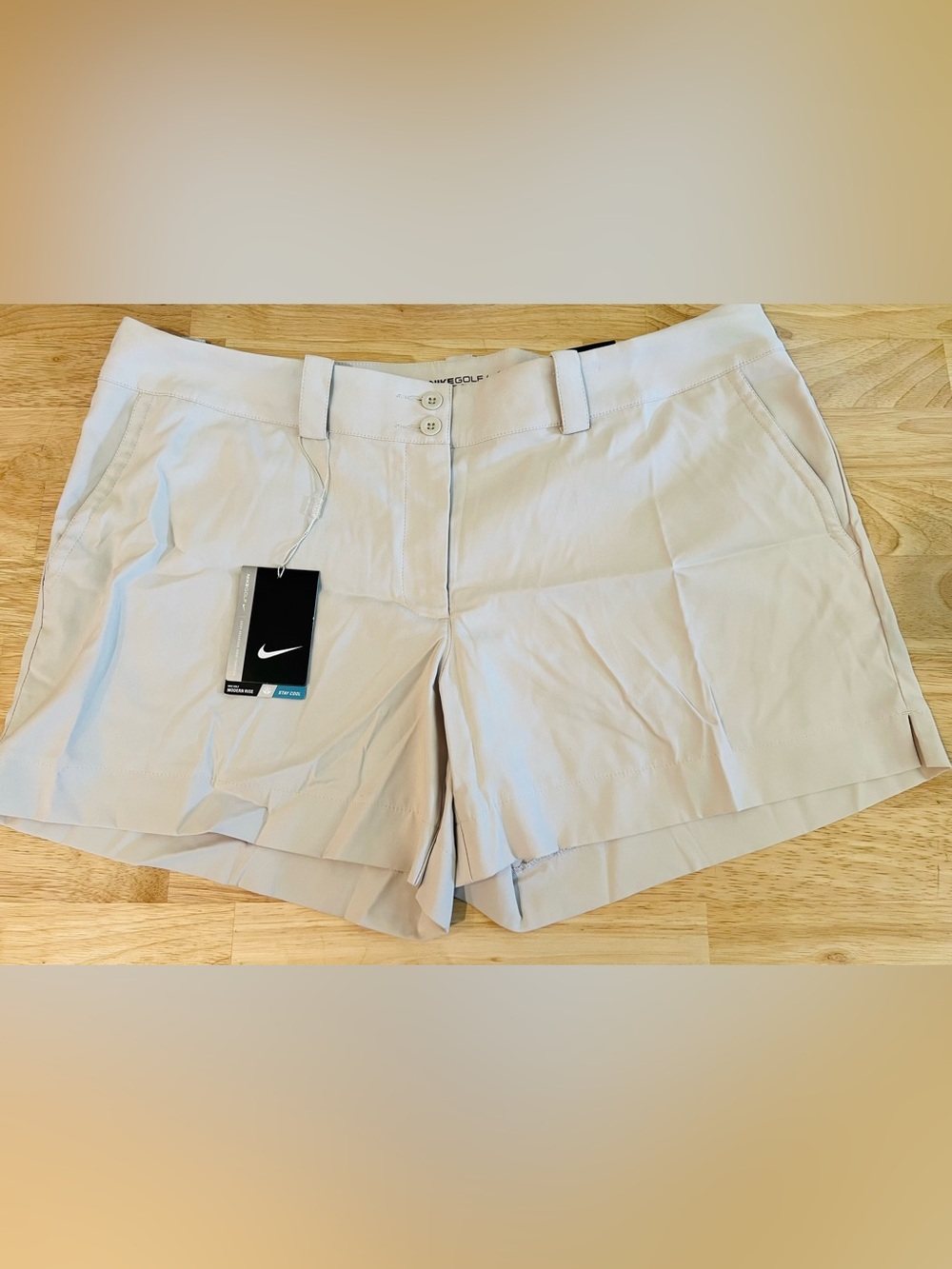 Nike Women’s DRI-fit Light Beige Golf Shorts. Size 16, Modern rise. 618149 NWT